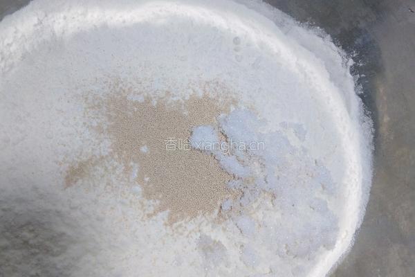 自制葱花花卷的做法图解1