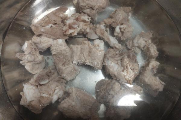 玉米海带萝卜香菇排骨汤的做法图解1