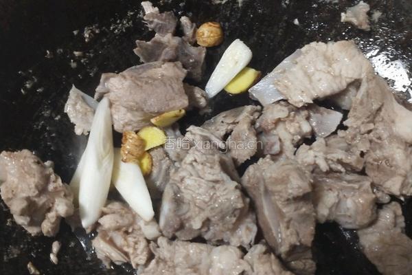 玉米海带萝卜香菇排骨汤的做法图解2