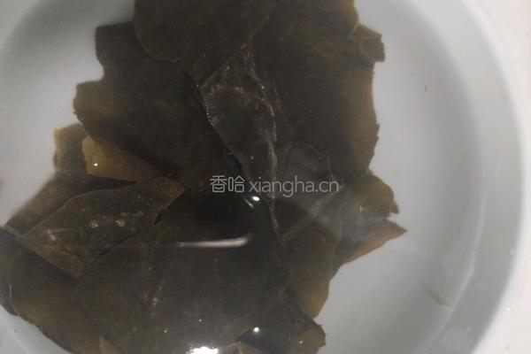 玉米海带萝卜香菇排骨汤的做法图解4