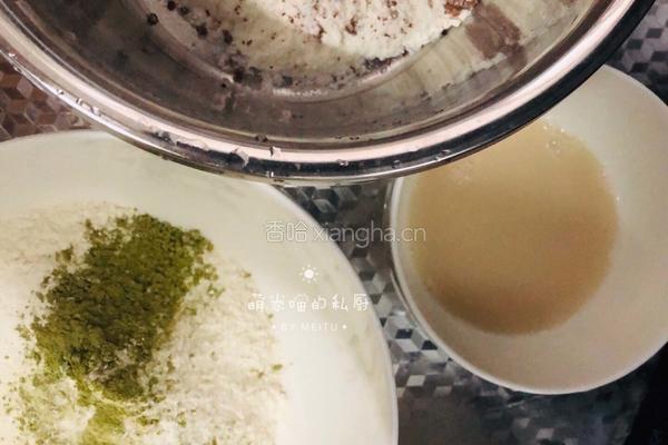 夏日 | 双色花朵蒸面包的做法图解1