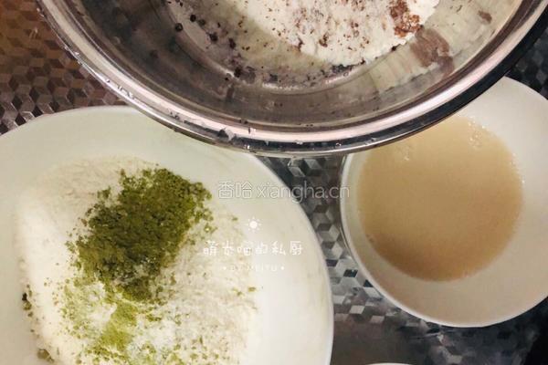 夏日 | 双色花朵蒸面包的做法图解2