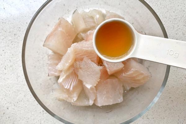 金针菇蒸巴沙鱼的做法图解1