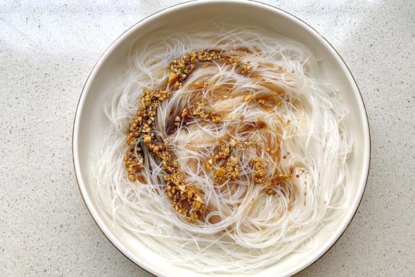 金针菇蒸巴沙鱼的做法图解4