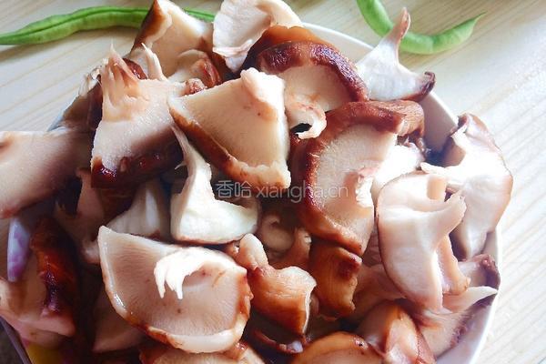 香菇炒鸡肉的做法图解1