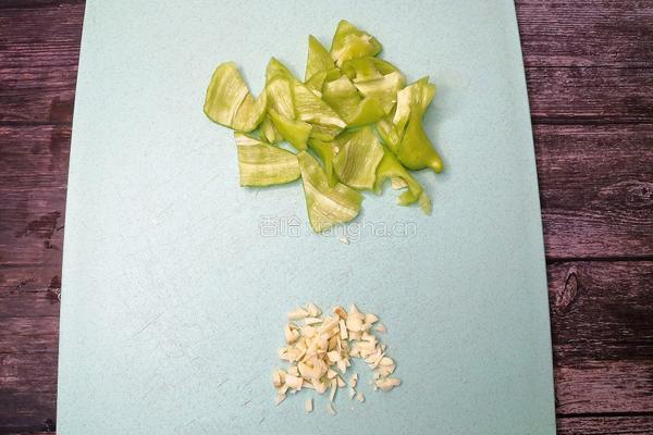 辣味木耳炒腐竹的做法图解2