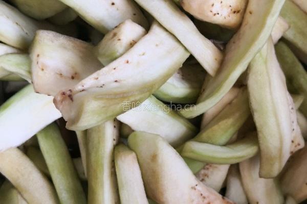 鸡胸茄子煲的做法图解1