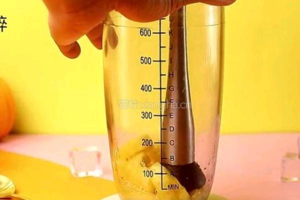 金菠萝爆柠茶的做法图解2