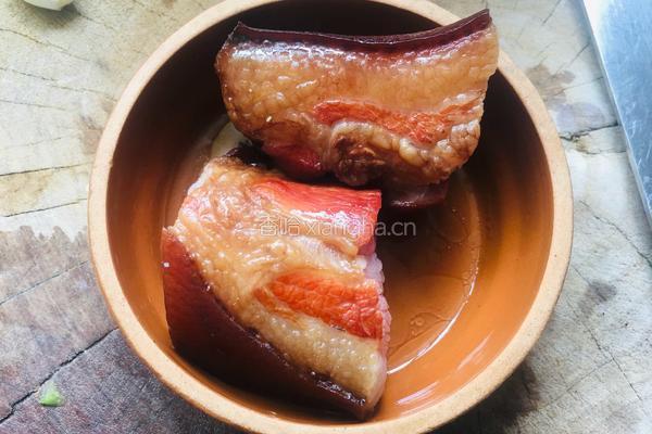 芹菜炒腊肉的做法图解1