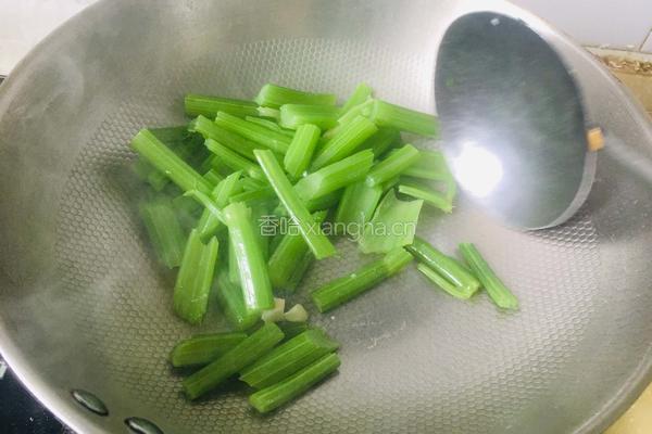 芹菜炒腊肉的做法图解5