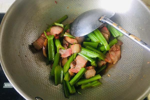 芹菜炒腊肉的做法图解7