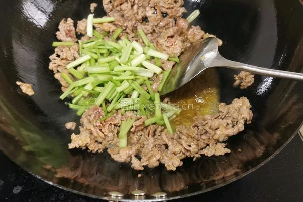 牛肉炒芹菜的做法图解5