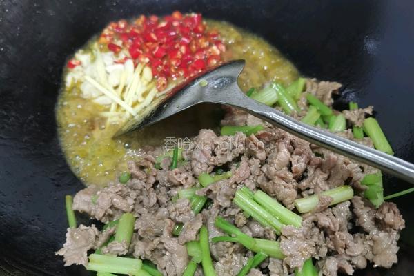 牛肉炒芹菜的做法图解7