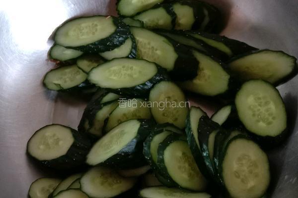 黄瓜炒肉的做法图解1