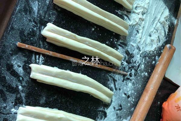 无矾大油条的做法图解3