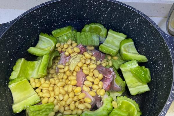 苦瓜黄豆排骨煲的做法图解4