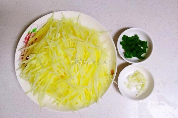 番茄酱炒土豆丝的做法图解1