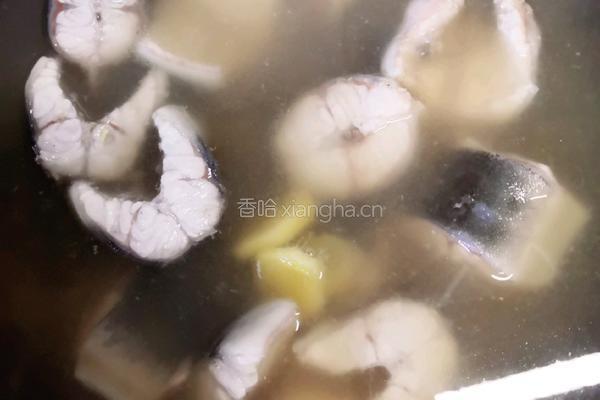 蜜枣枸杞桂圆烩鳗鱼的做法图解3