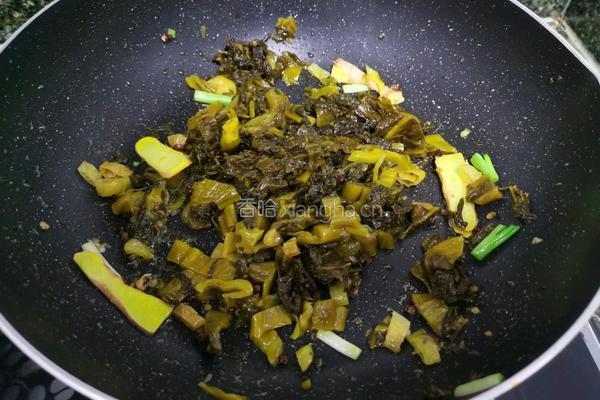 酸菜鲫鱼汤的做法图解5