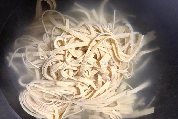 凉拌豆腐皮的做法图解2