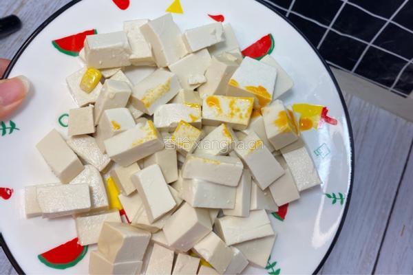 蟹黄豆腐的做法图解1