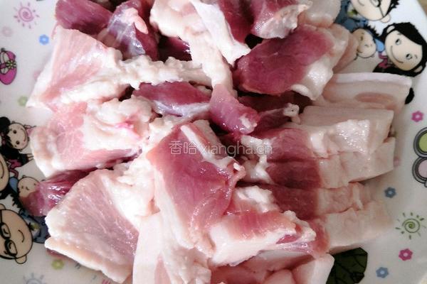 红烧肉焖土豆的做法图解1