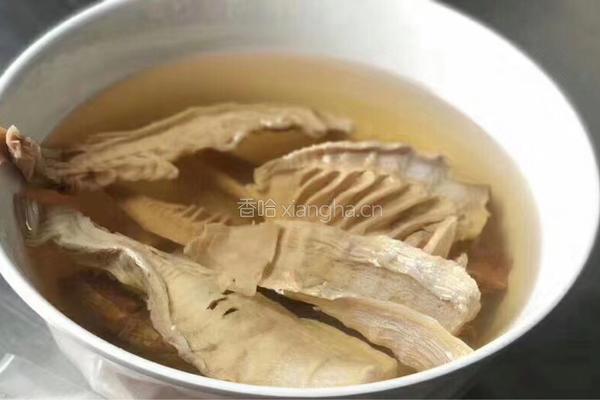 干笋炒腊肉的做法图解1