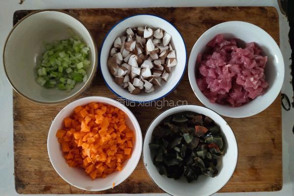 皮蛋瘦肉粥的做法图解1