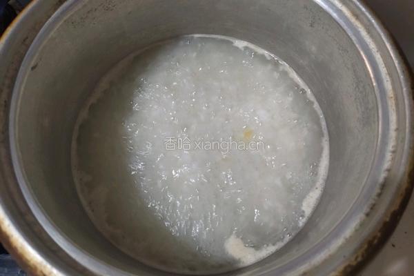 皮蛋瘦肉粥的做法图解5