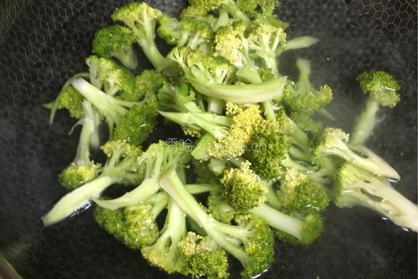 西蓝花小炒肉丝的做法图解3