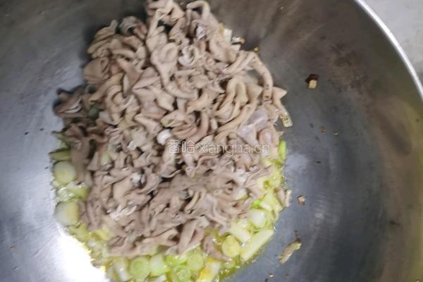 爆炒尖椒鸡肠的做法图解4