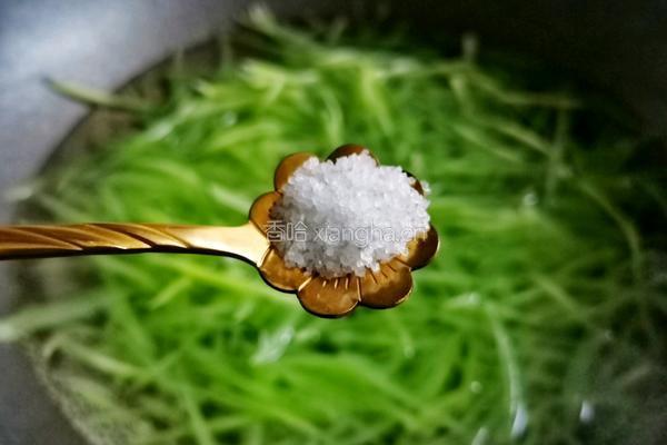 清爽可口的清炒莴笋丝的做法图解3