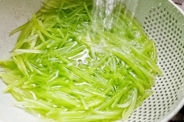 清爽可口的清炒莴笋丝的做法图解4