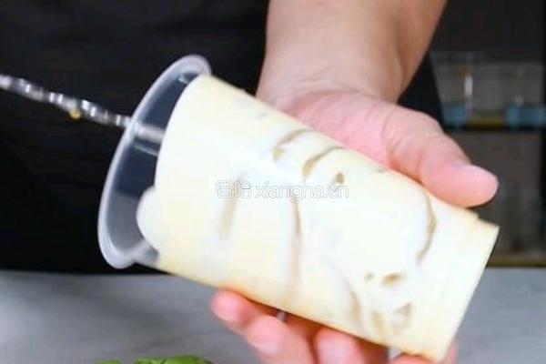 超火的ins蛋糕奶茶和蛋糕浆调制的做法图解10