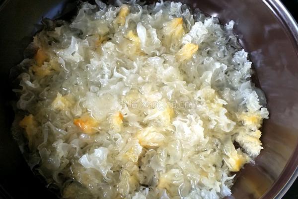 桂圆红枣银耳莲子羹的做法图解2