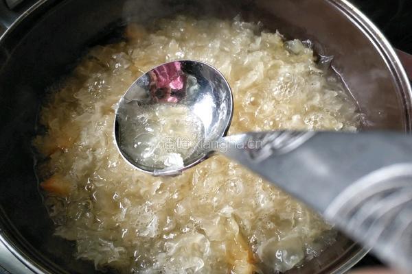 桂圆红枣银耳莲子羹的做法图解4