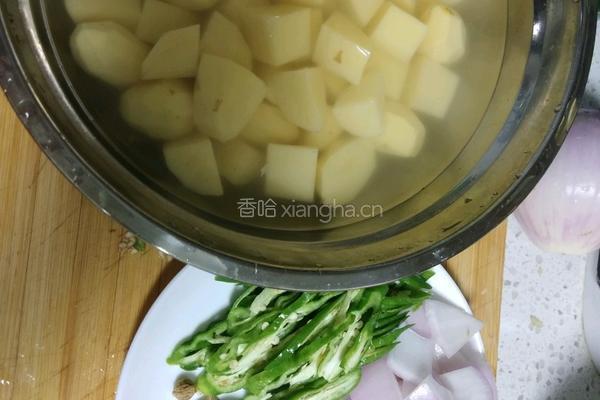 土豆烧鸡爪的做法图解1
