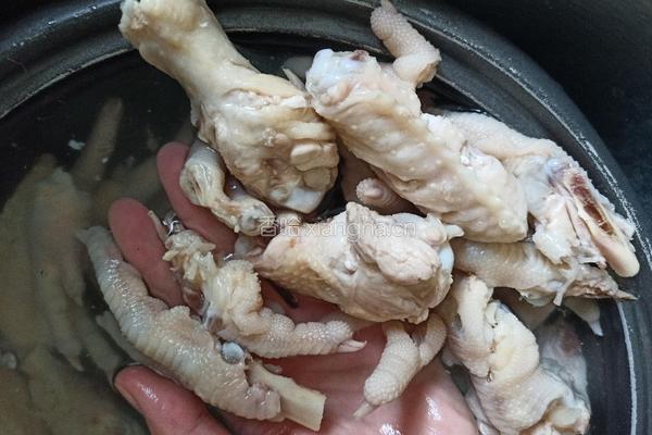 电饭煲卤鸡爪鸡翅的做法图解1