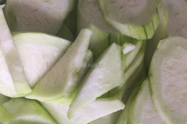 丝瓜豆腐汤的做法图解1