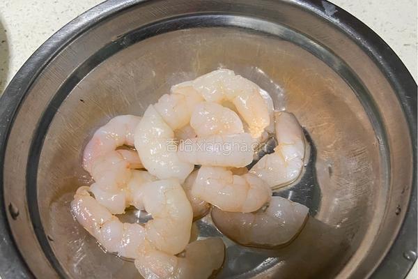 菜椒虾仁炒鸡蛋的做法图解2