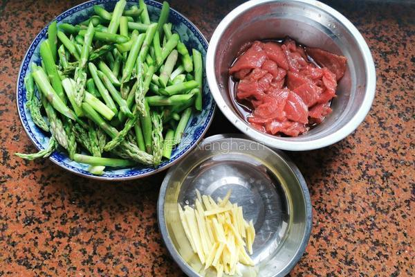 芦笋炒牛肉的做法图解2