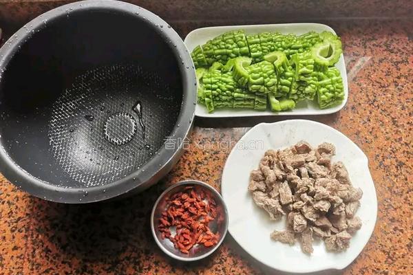 教你做最鲜嫩的苦瓜牛肉汤滋补消暑老少皆宜的做法图解3