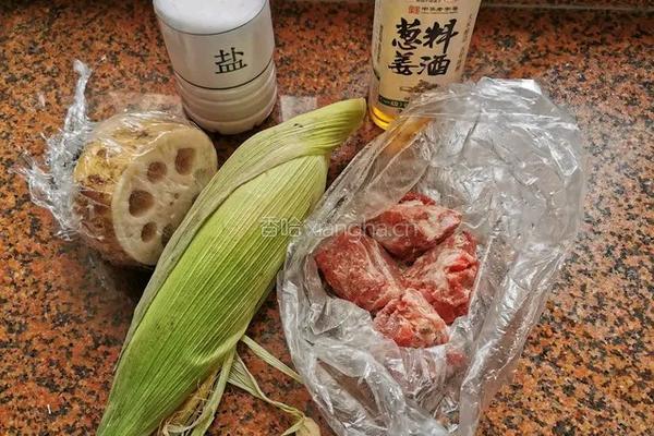 玉米莲藕排骨汤的做法图解1