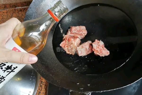 玉米莲藕排骨汤的做法图解3