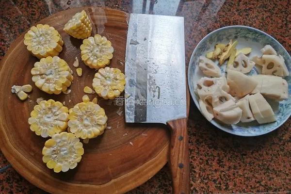 玉米莲藕排骨汤的做法图解2