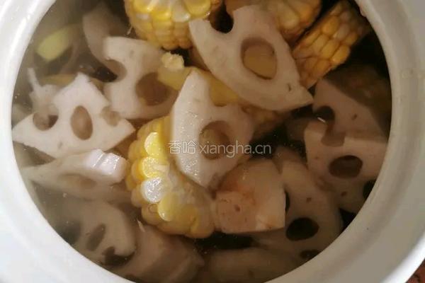 玉米莲藕排骨汤的做法图解5