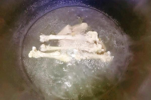 鸡腿肉鸡汁捞面的做法图解5