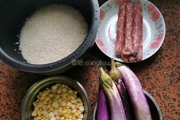 茄子香肠焖饭的做法图解1