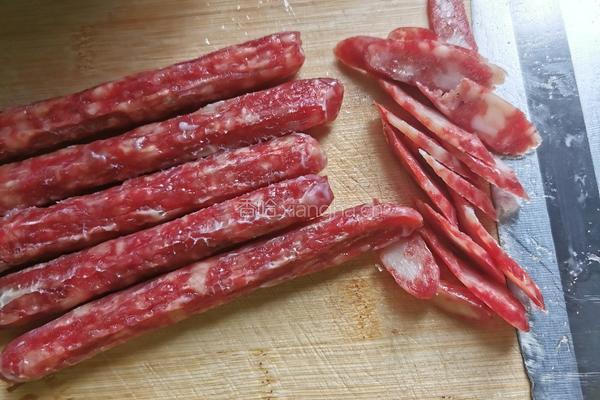 茄子香肠焖饭的做法图解3