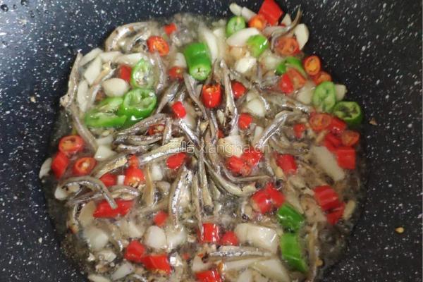 辣椒炒韭菜(小干鱼)的做法图解5